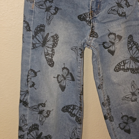 Blue Butterfly Print Cropped Jeans - Picture 2 of 9
